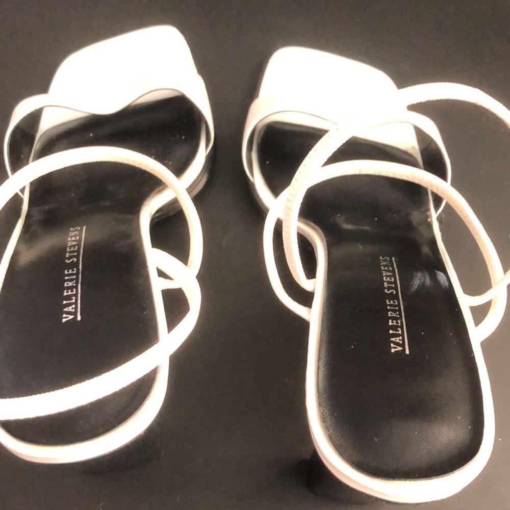 White and black sandals. - Picture 5 of 8